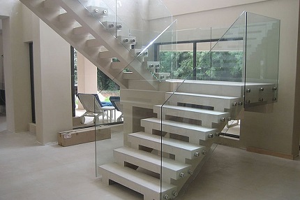 Преимущества стеклянных перил для лестниц